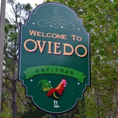 Green "welcome to Oviedo" lamp post sign